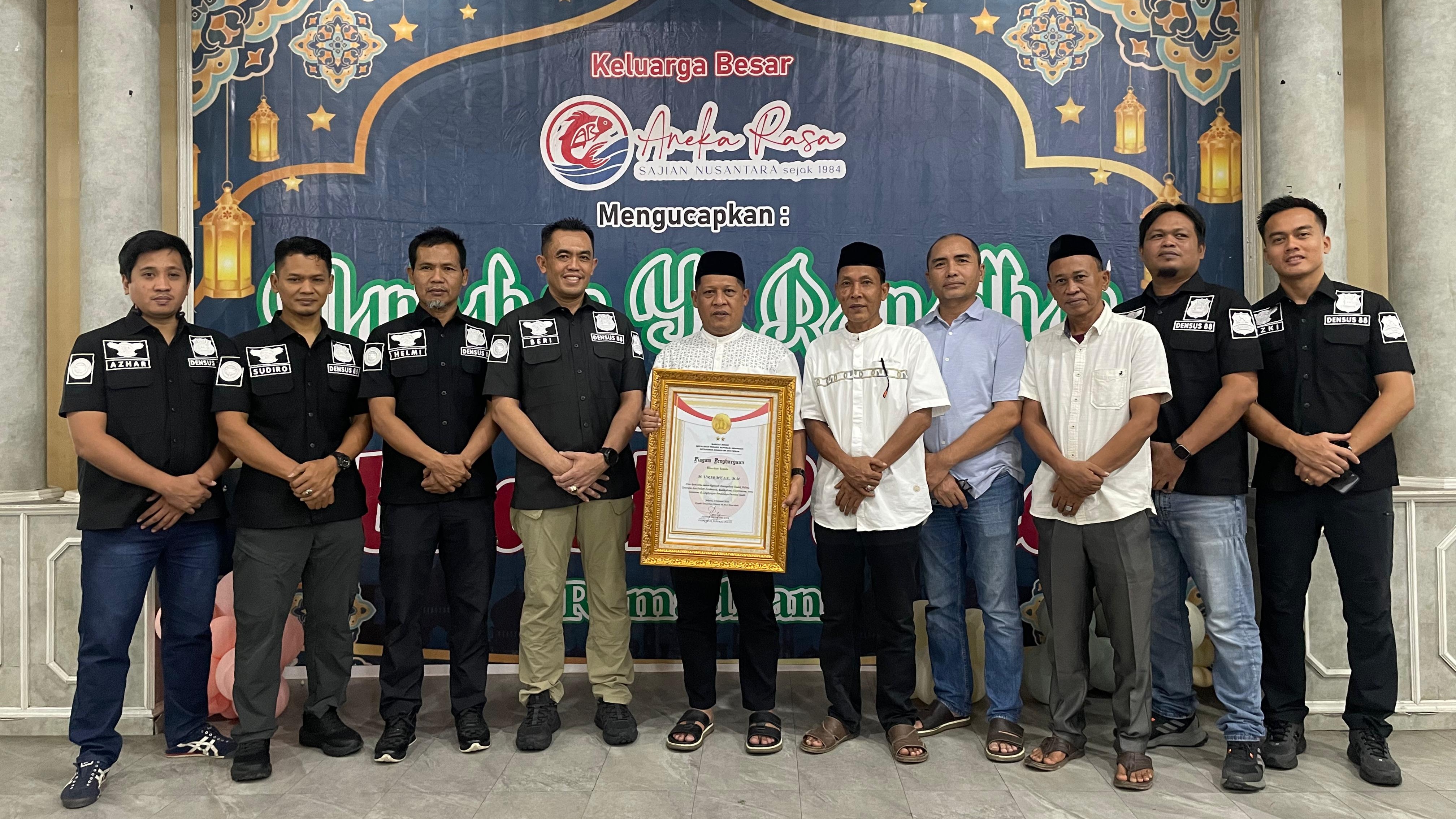 Plt Kadisdik Jambi, M. Umar terima penghargaan dari Densus 88 