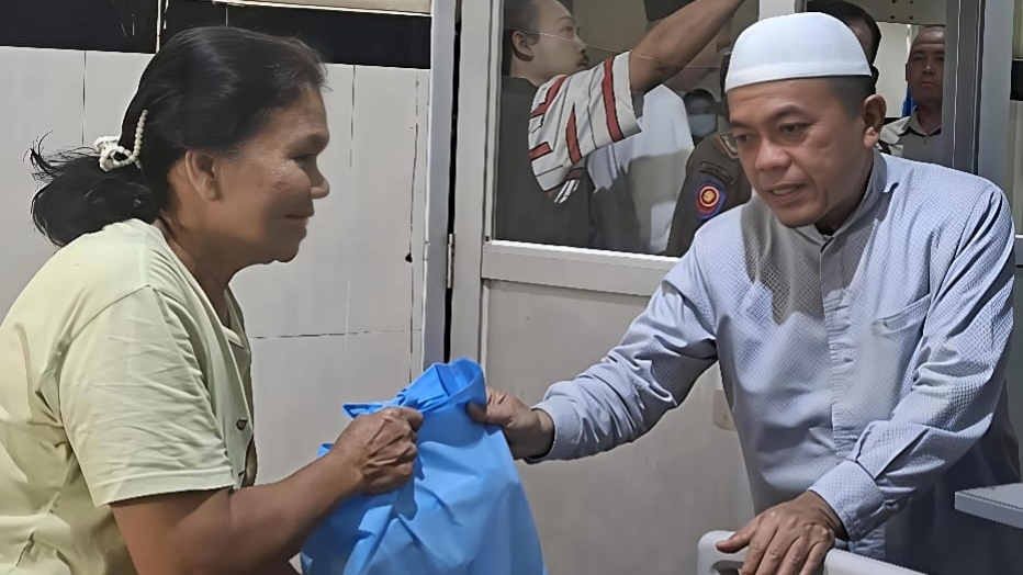 Gubernur Al Haris kunjungi dan beri semangat untuk pasien RSUD Raden Mattaher di malam takbiran