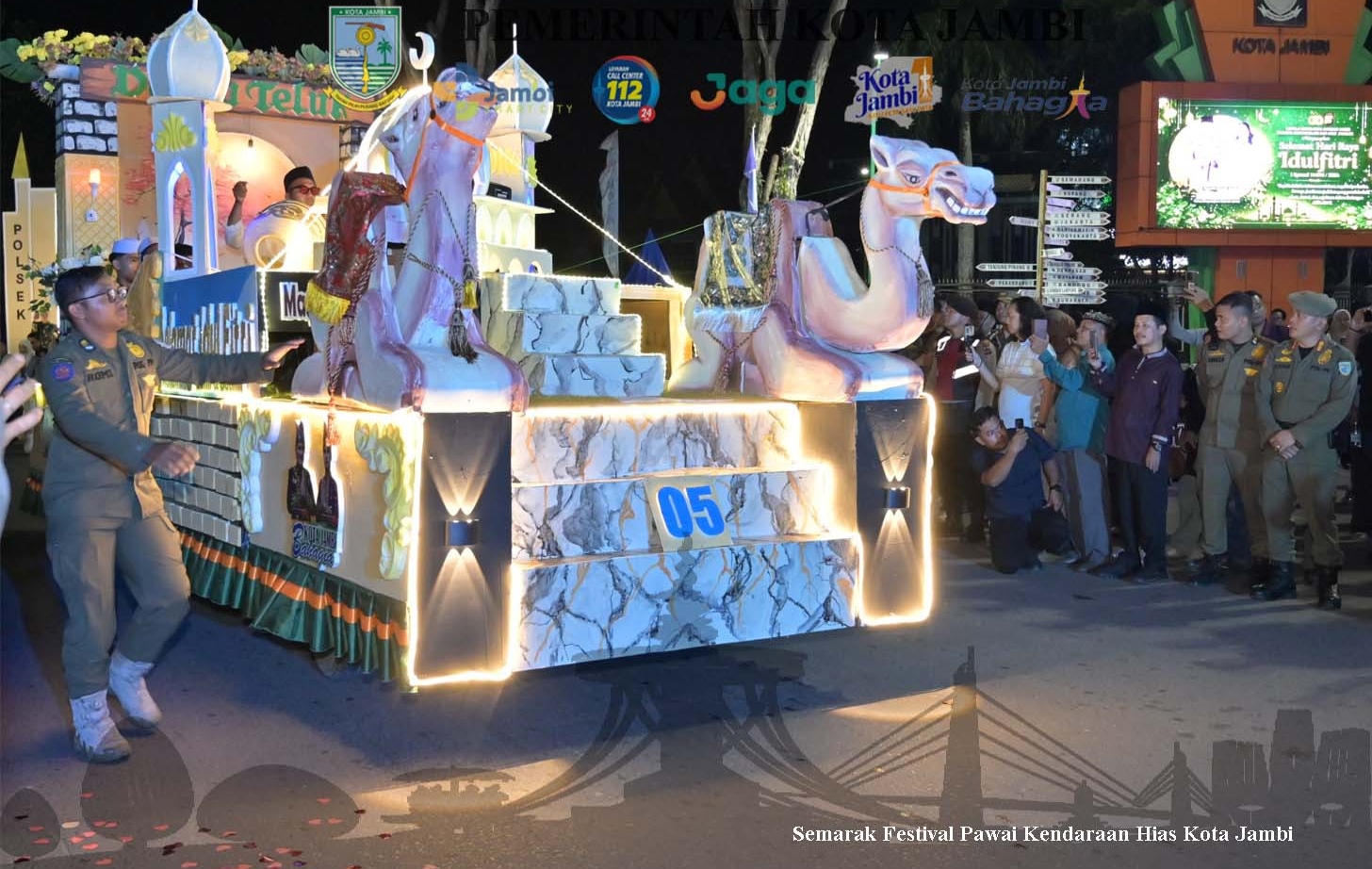 Kendaraan hias semarakkan malam lebaran di Kota Jambi