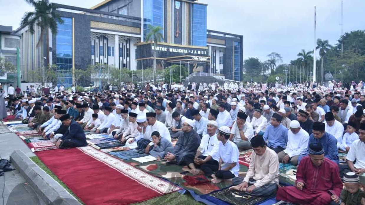Maulana saat salat Idul Fitri 2026 di halaman Kantor Wali Kota Jambi
