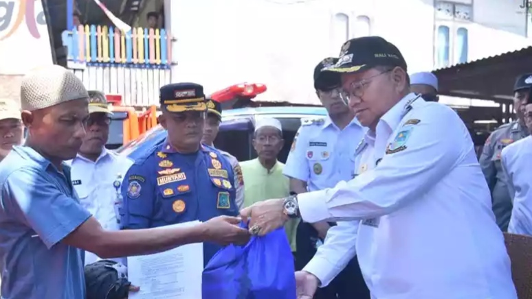 Maulana - Diza hadir serahkan bantuan tanggap darurat korban kebakaran di Jambi Kota Seberang