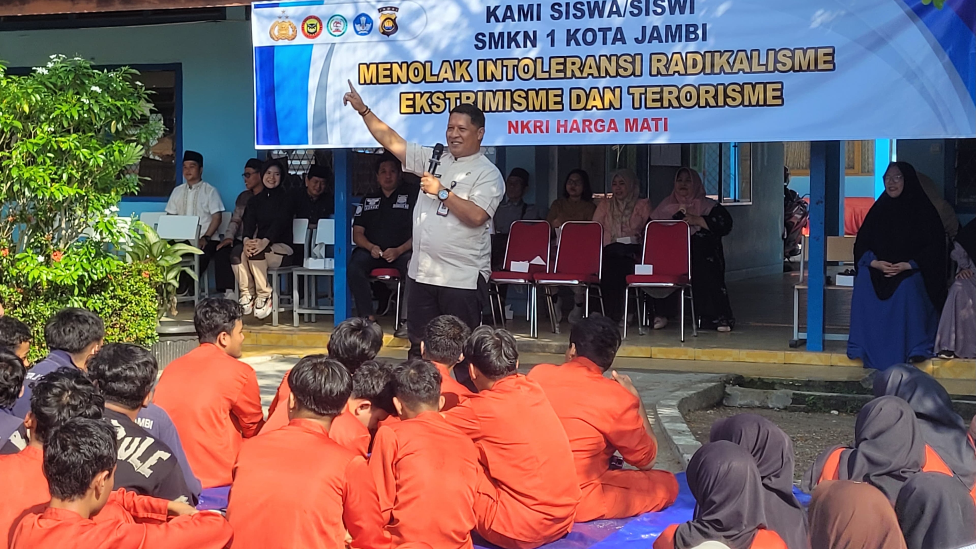 Plt Kadisdik Jambi, Umar saat sosialisasi anti radikalisme di SMKN 1 Kota Jambi