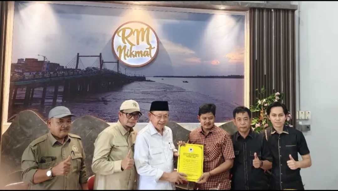 Cek Endra serahkan SK kepungurusan DPD II Tanjab Barat