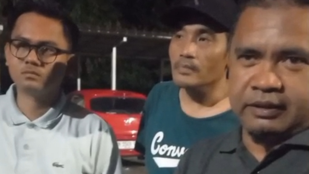 Kuasa Hukum bersama DK (tengah)