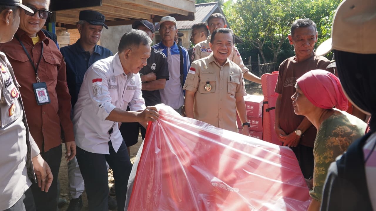 Al Haris saat serahkan bantuan korban banjir Desa Rantau Limau Kapas, Tiang Pungpung, Meraangin