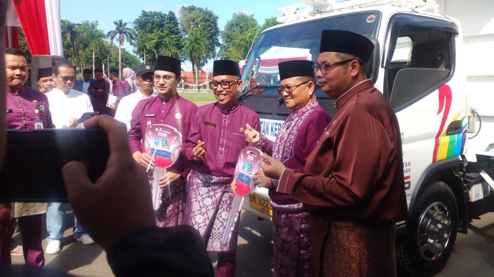 Wali Kota Maulana luncurkan dua unit truk pengangkut sampah