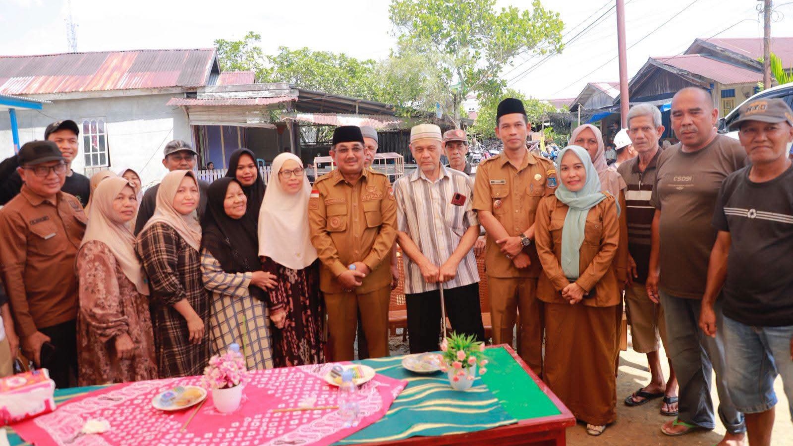 Bupati Anwar Sadat kembali serahkan bantuan kebakaran Teluk Nilau