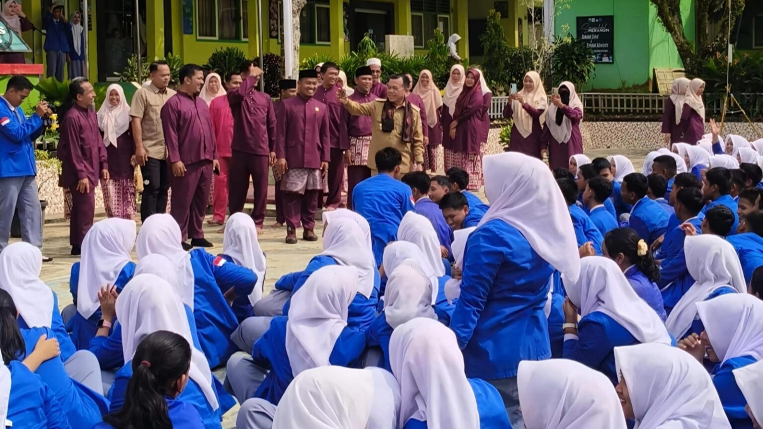 Gubernur Al Haris saat sambangi SMAN 12 Merangin