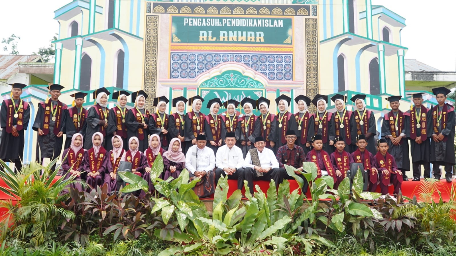 Al Haris saat menghadiri Haflah ke-XV Pondok Pesantren Al Anwar