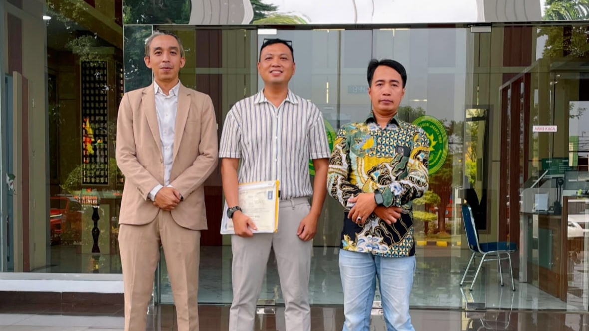 Bayu Anugerah (tengah) saat melayangkan gugatan ke Pengadilan Negeri Jakarta
