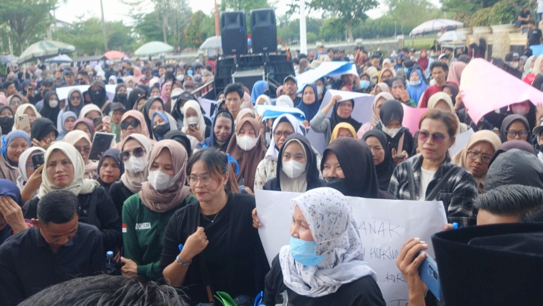 Aliansi Masyarakat Jambi gelar aksi demo di DPRD Provinsi Jambi, Jumat (19/6)