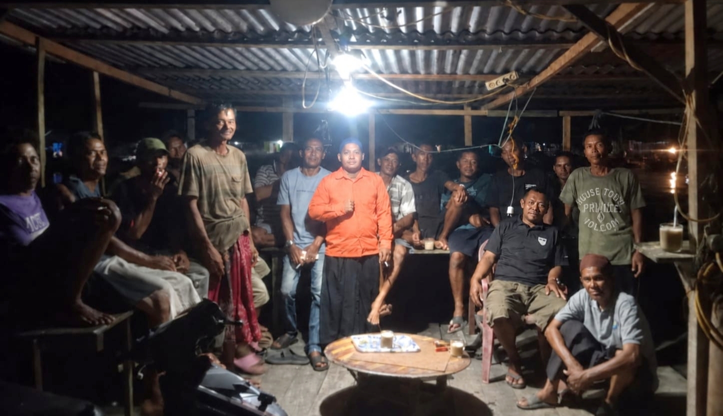 Beni Eka Saputra (tengah), Ketua Persatuan Nelayan Kuala Simbur bersama para nelayan. 
