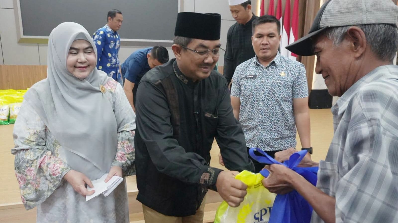 Senyum indah lansia saat terima santunan Bupati Anwar Sadat