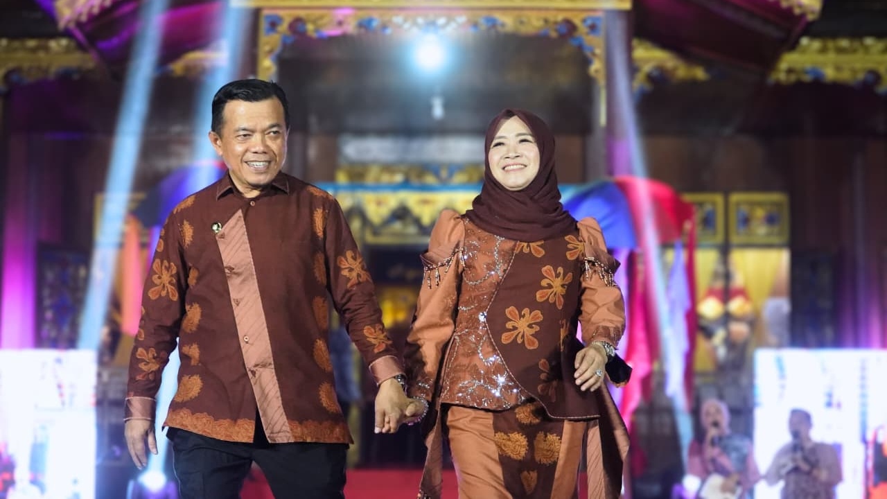 Al Haris didampingi istri saat buka Pekan Budaya Jambi di Anjungan Merangin, Jumat (26/6) malam