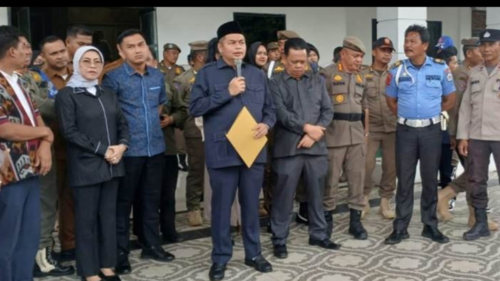 Faried saat menemui massa aksi demo soal penuntutan hak angket Wali Kota di DPRD Kota Jambi