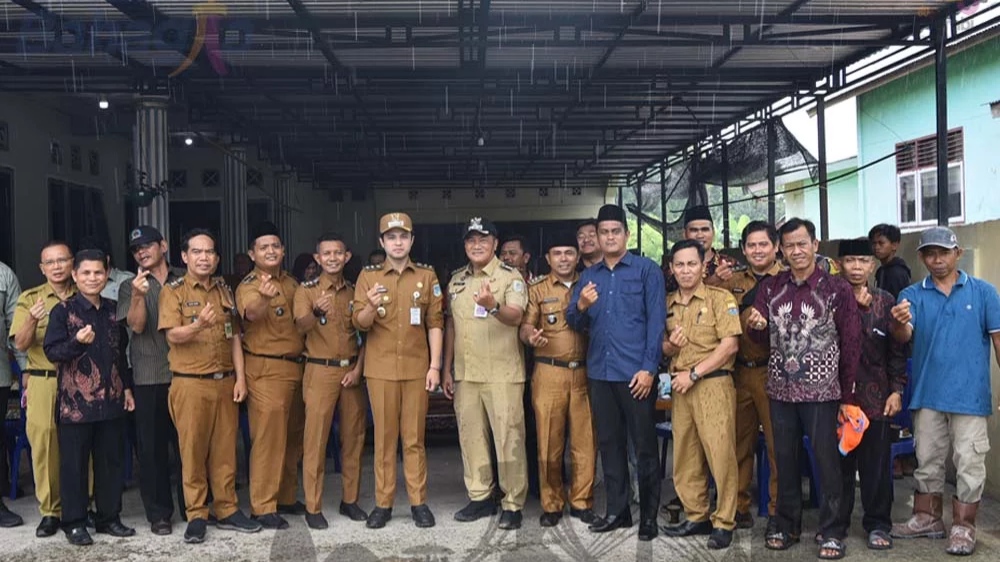 Wawako Diza saat menyerahkan bantuan fisik dan non-fisik kepada masyarakat Tanjung Raden
