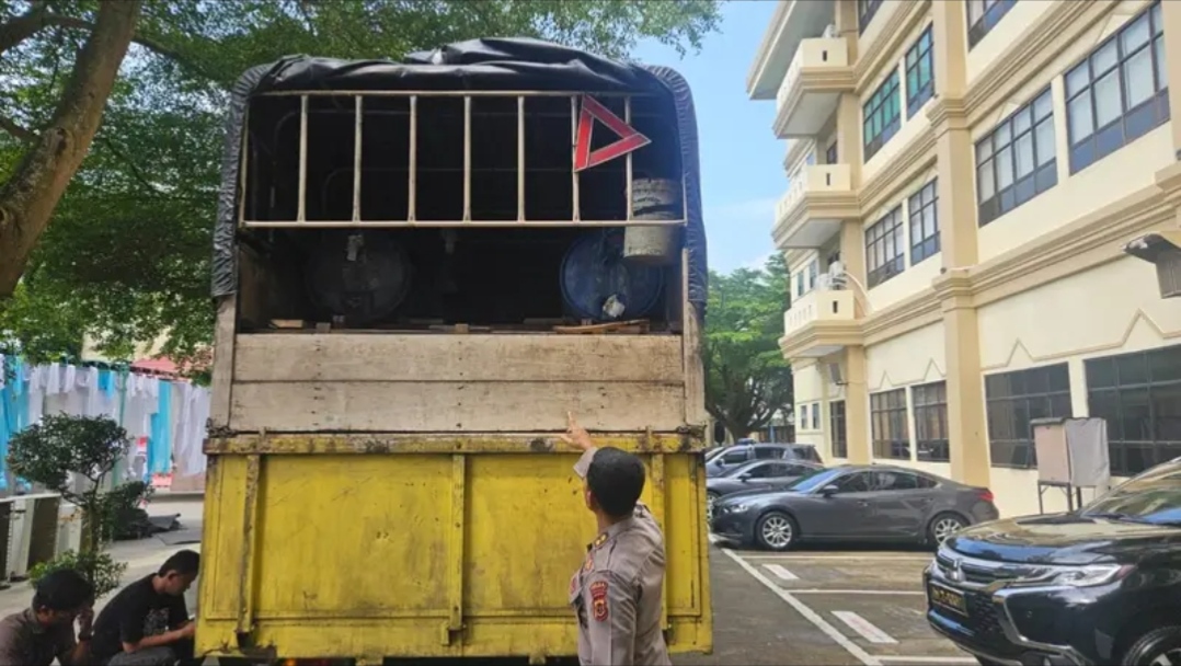 Barang bukti truk pengangkut belasan ton minyak tanah olaham ilegal yang diamankan