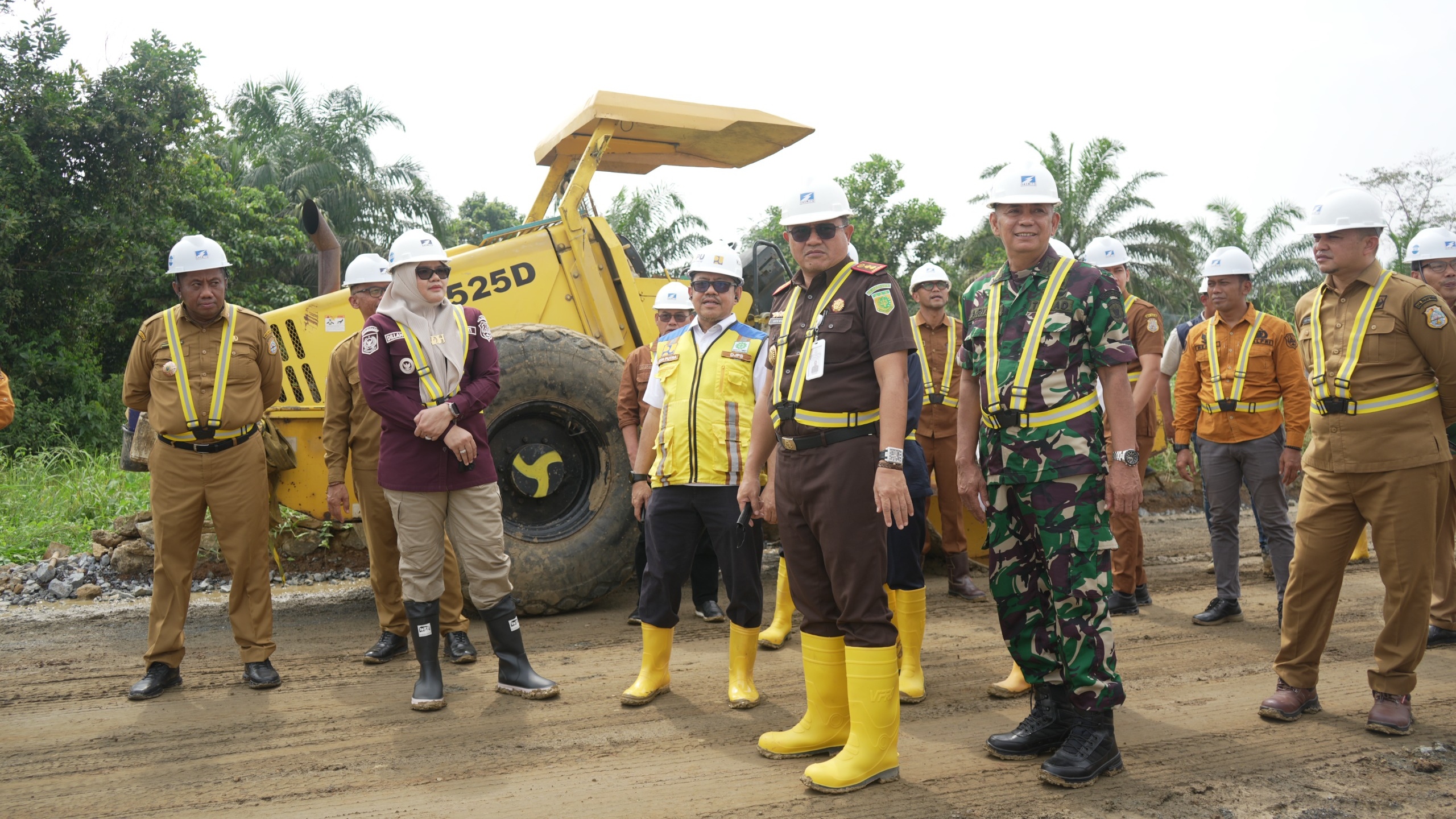 Bupati Dillah meninjau langsung progres pembangunan Sekolah Rakyat di Desa Kota Baru, Geragai