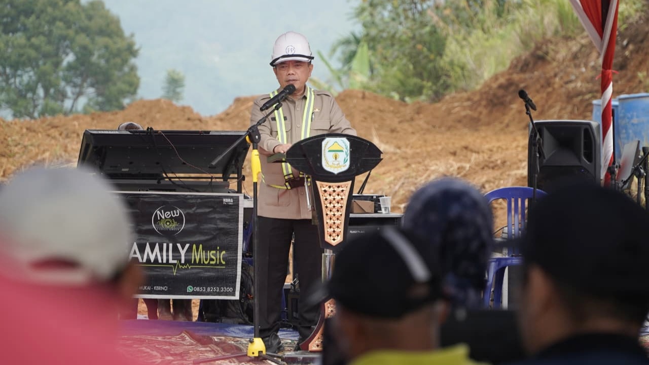Al Haris saat peletakan batu pertama pembangunan RSUD Kerinci, Minggu (5/7)