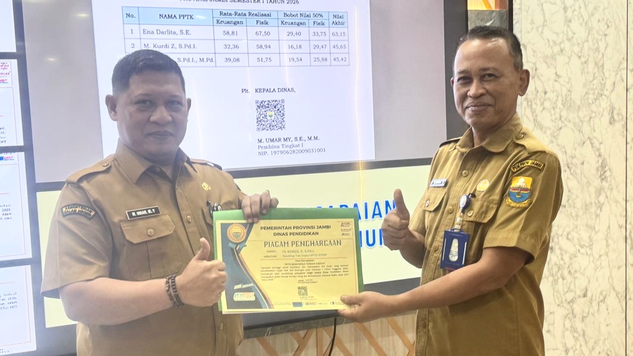 Kurdi saat menerima penghargaan PPTK Terbaik Triwulan I 2026 dari Plt Kadisdik Umar