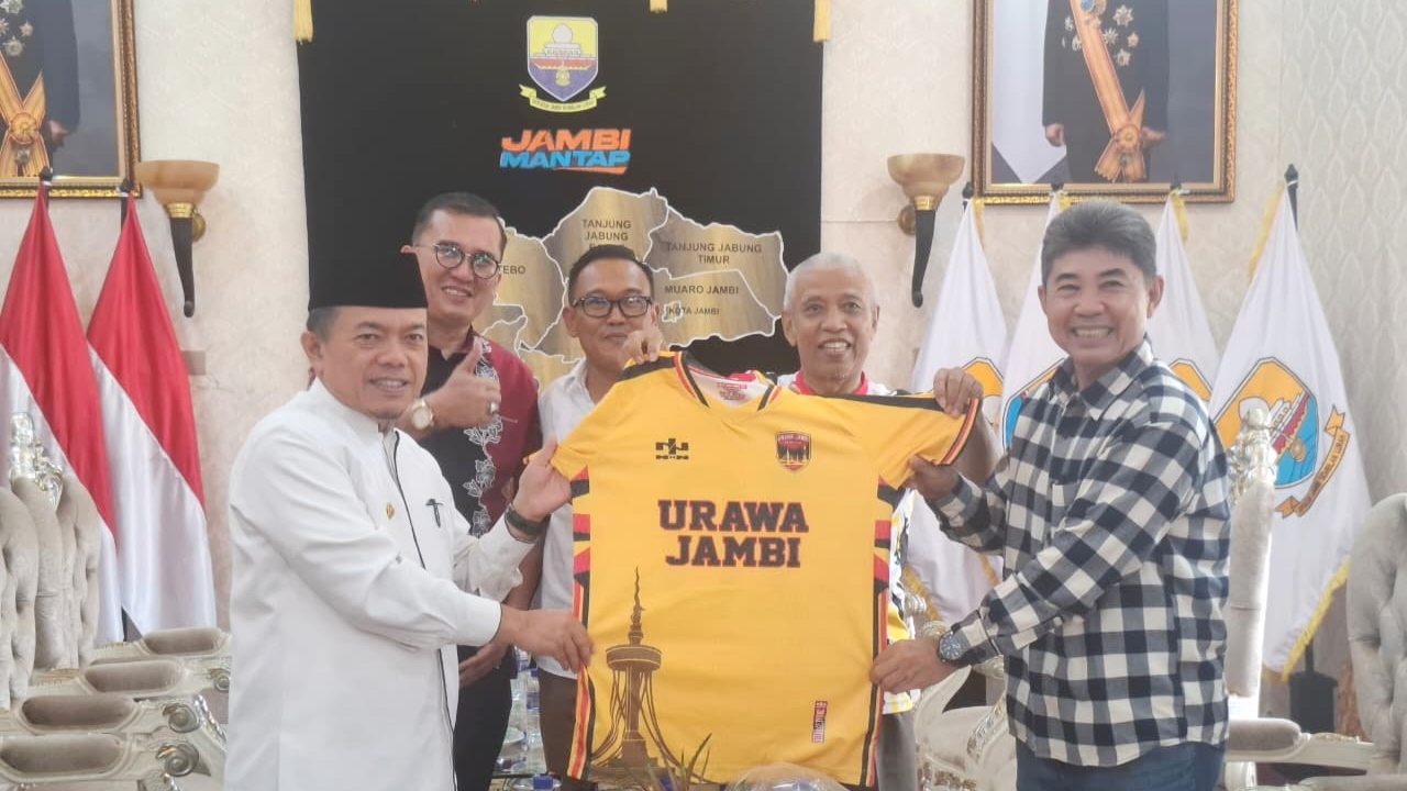 Al Haris saat menerima kunjungan panitia turnamen Urawa Cup di Rumdis Gubernur Jambi 