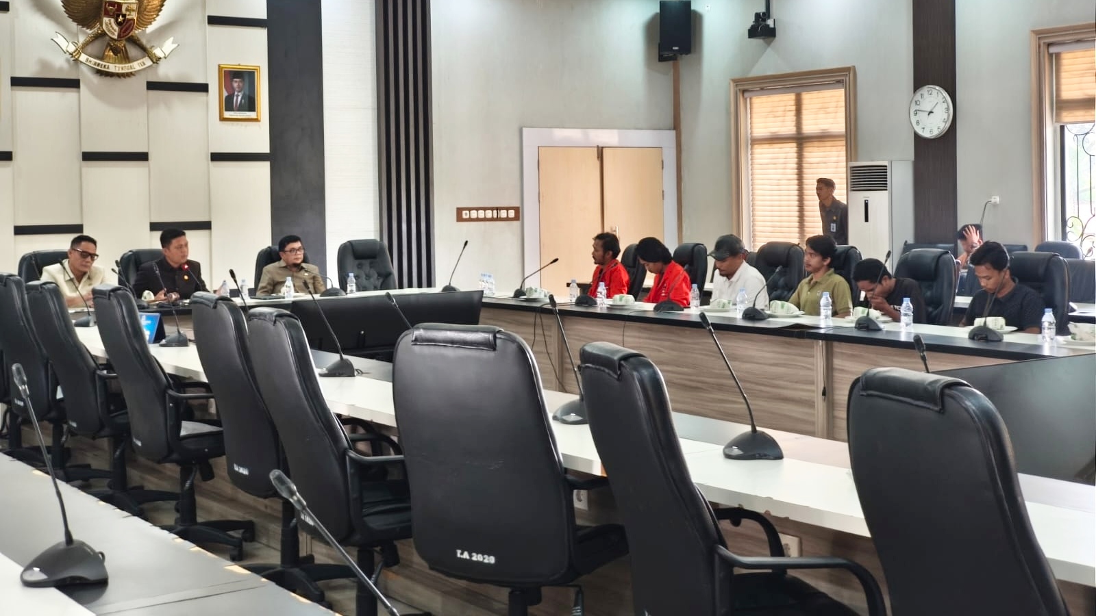 Pimpinan DPRD Provinsi Jambi saat berdialog dengan perwakilan GMNI Jambi