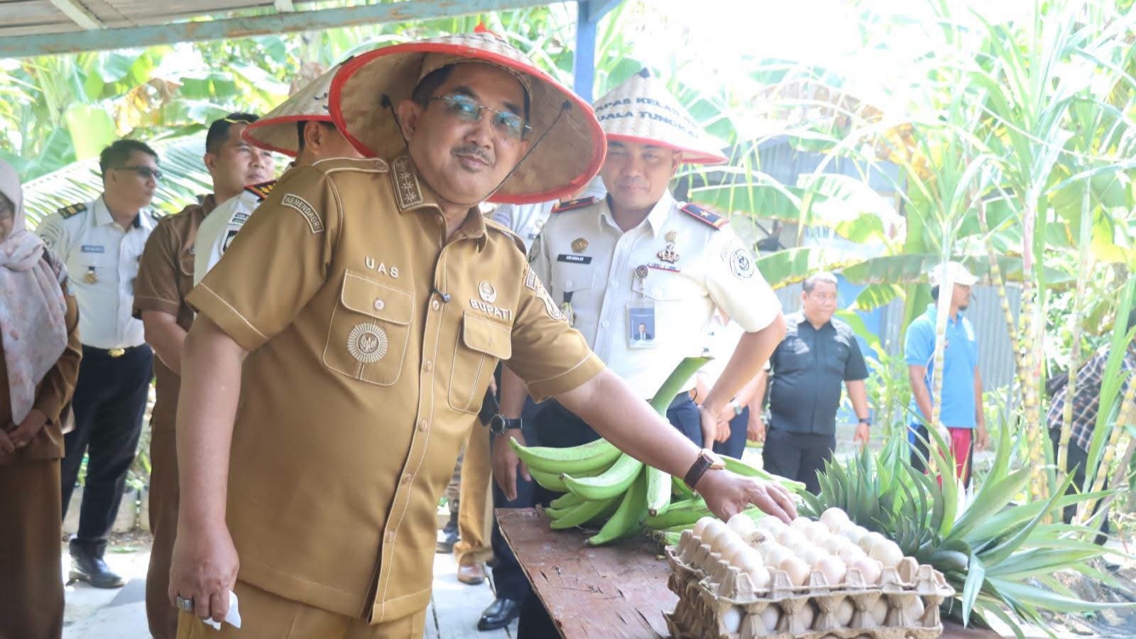 Bupati Anwar Sadat serahkan rumah layak huni sekaligus tinjau panen raya warga binaan