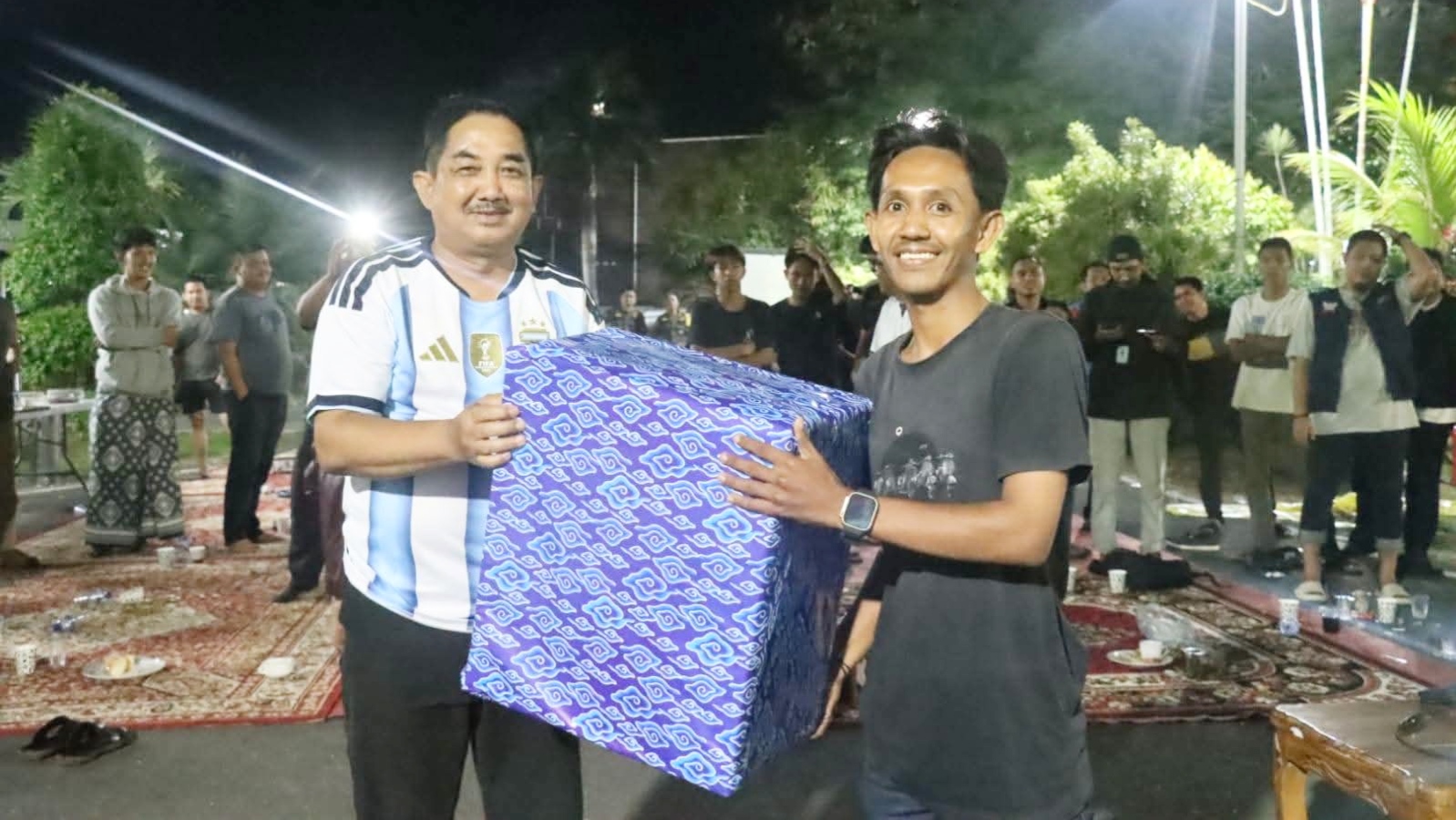 Anwar Sadat saat nobar bareng warga semifinal Piala Dunia 2026 di Rumdis Bupati Tanjab Barat 