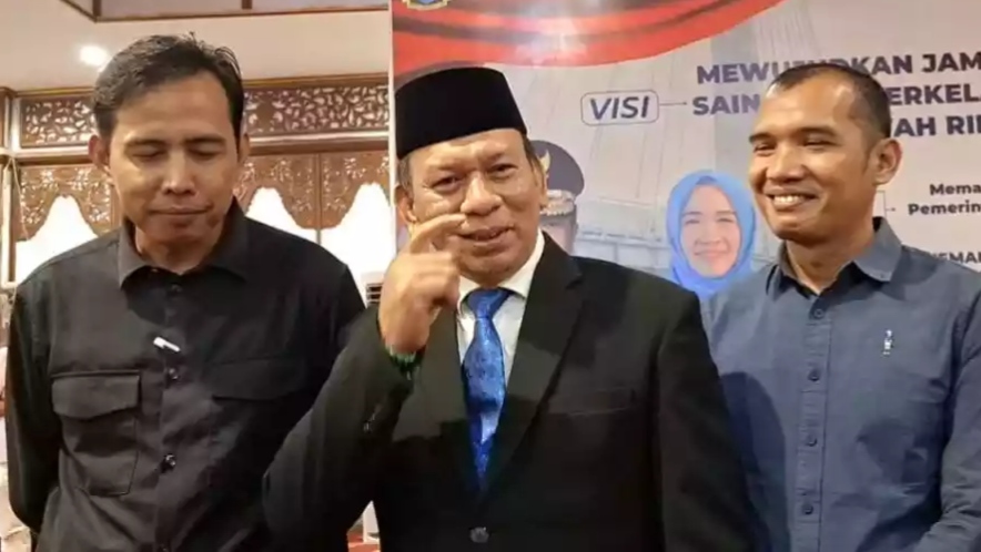 Direktur RSUD Raden Mattaher Jambi, drg Iwan Hendrawan (tengah)
