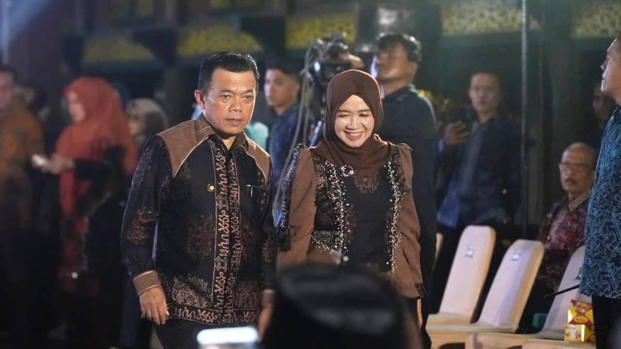 Al Haris didampingi istri saat membuka Pekan Budaya Pariwisata Jambi Elok Nian 2026