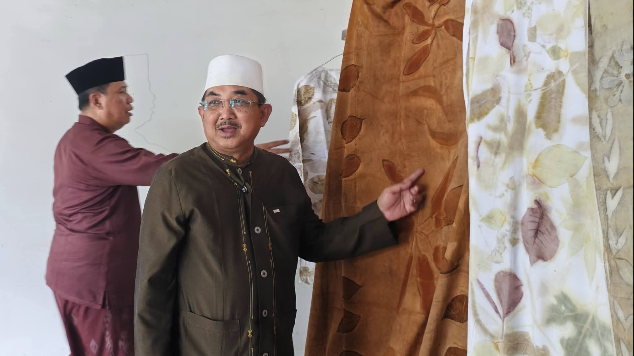 Anwar Sadat dan Katamso saat meninjau langsung proses produksi kain ecoprint berbahan daun resam