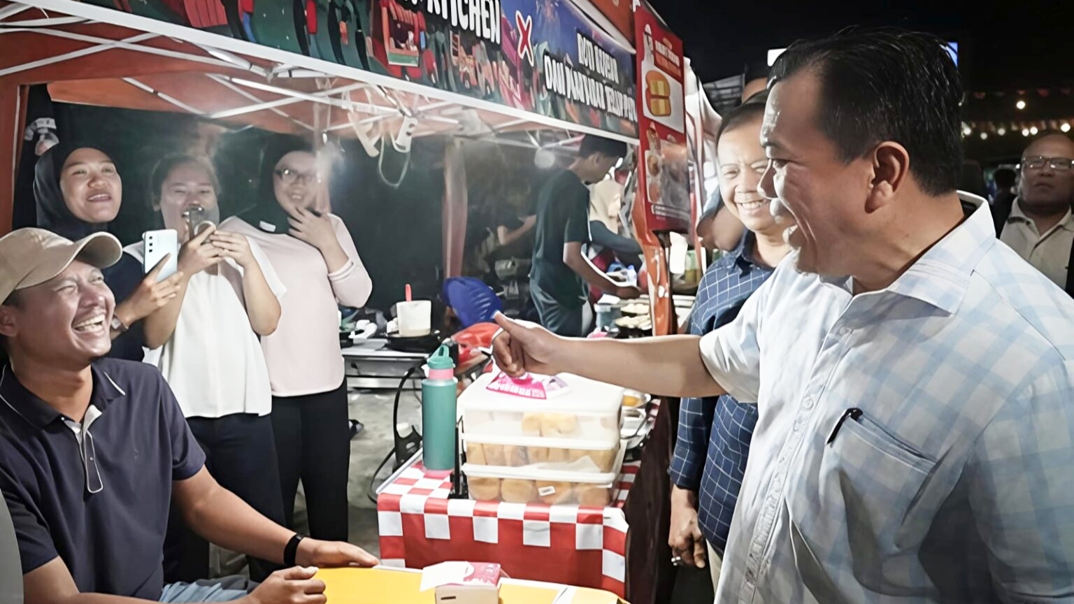 Al Haris saat membuka bazar nobar Piala Dunia 2026 depan RRI Jambi