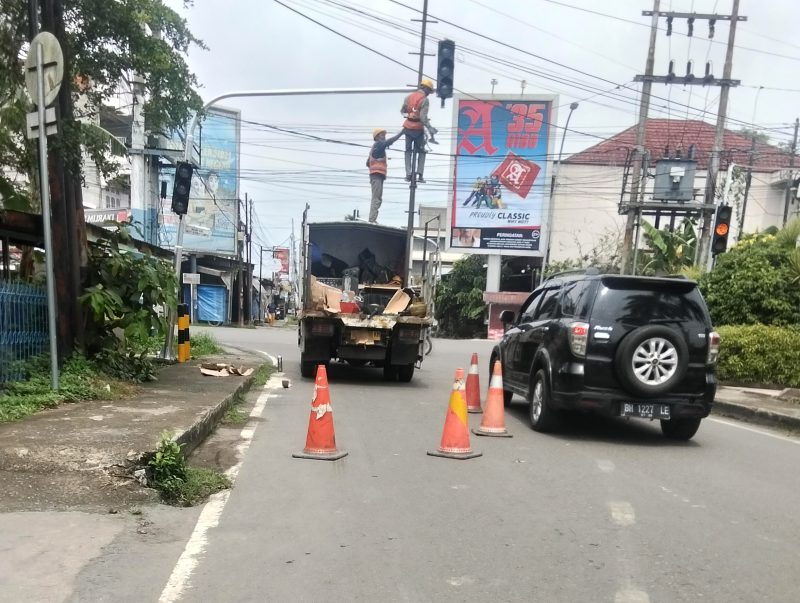 Petugas saat melakukan perbaikan lampu traffic light di Jalan Siswa Kuala Tungkal 