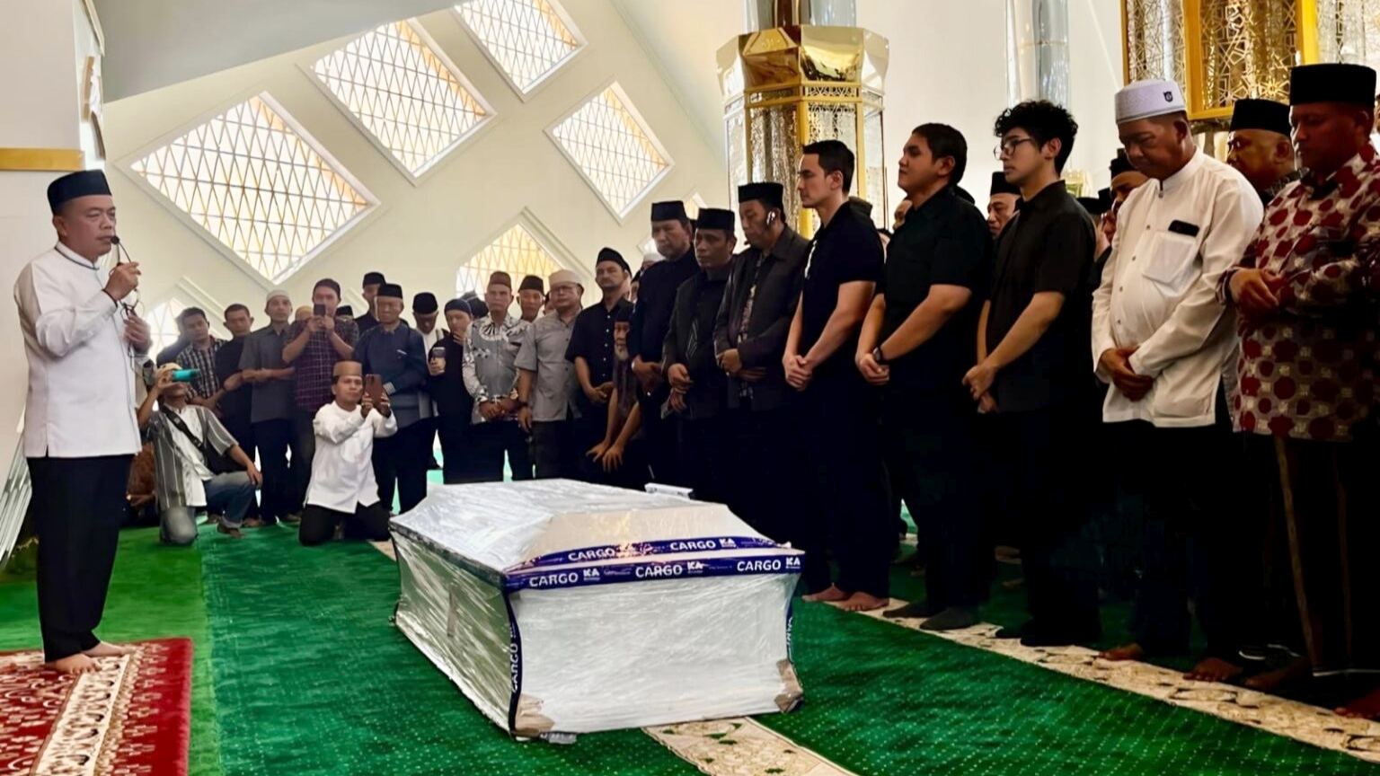 Al Haris saat salat jenazah almarhum H. Bakri di Islamic Center 