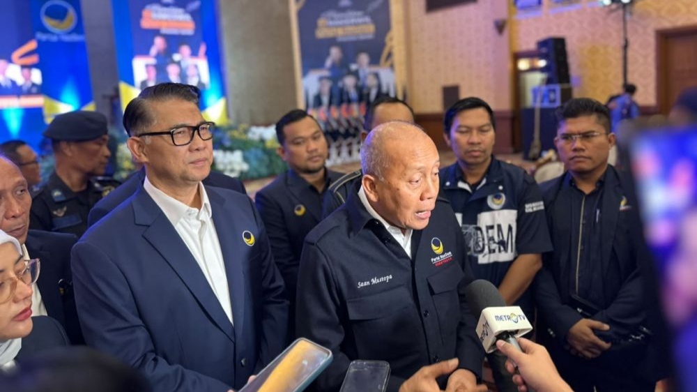 Saan Mustopa didampingi Fasha saat wawancara dengan media usai pelantikan pengurus DPW NasDem Jambi