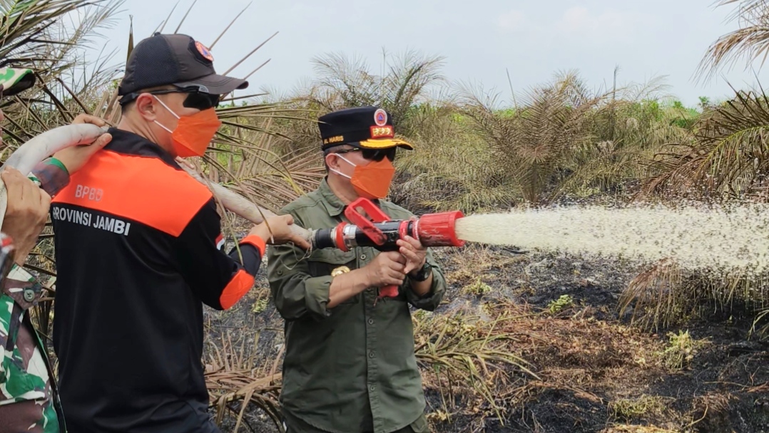 Al Haris saat padamkan api 50 hektare lahan gambut terbakar di Muaro Jambi 