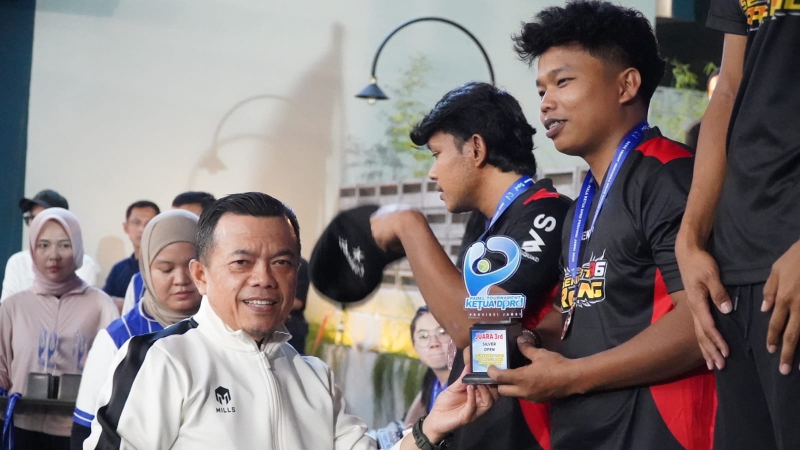 Al Haris saat menutup secara resmi Turnamen Padel Piala Ketua DPRD Provinsi Jambi