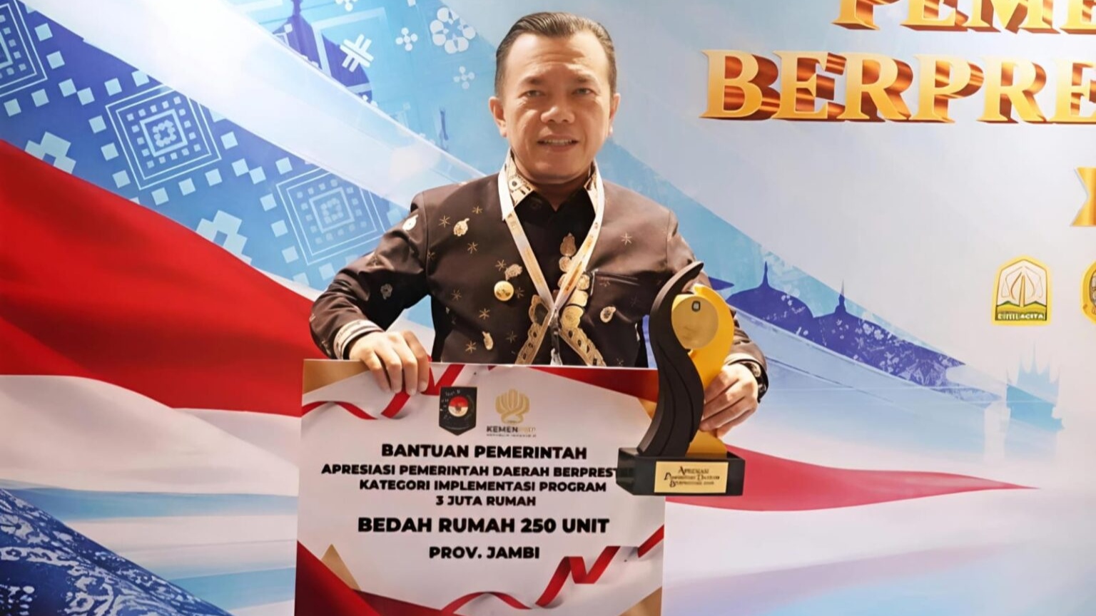 Al Haris saat terima penghargaan dari Kemendagri program 3 juta rumah