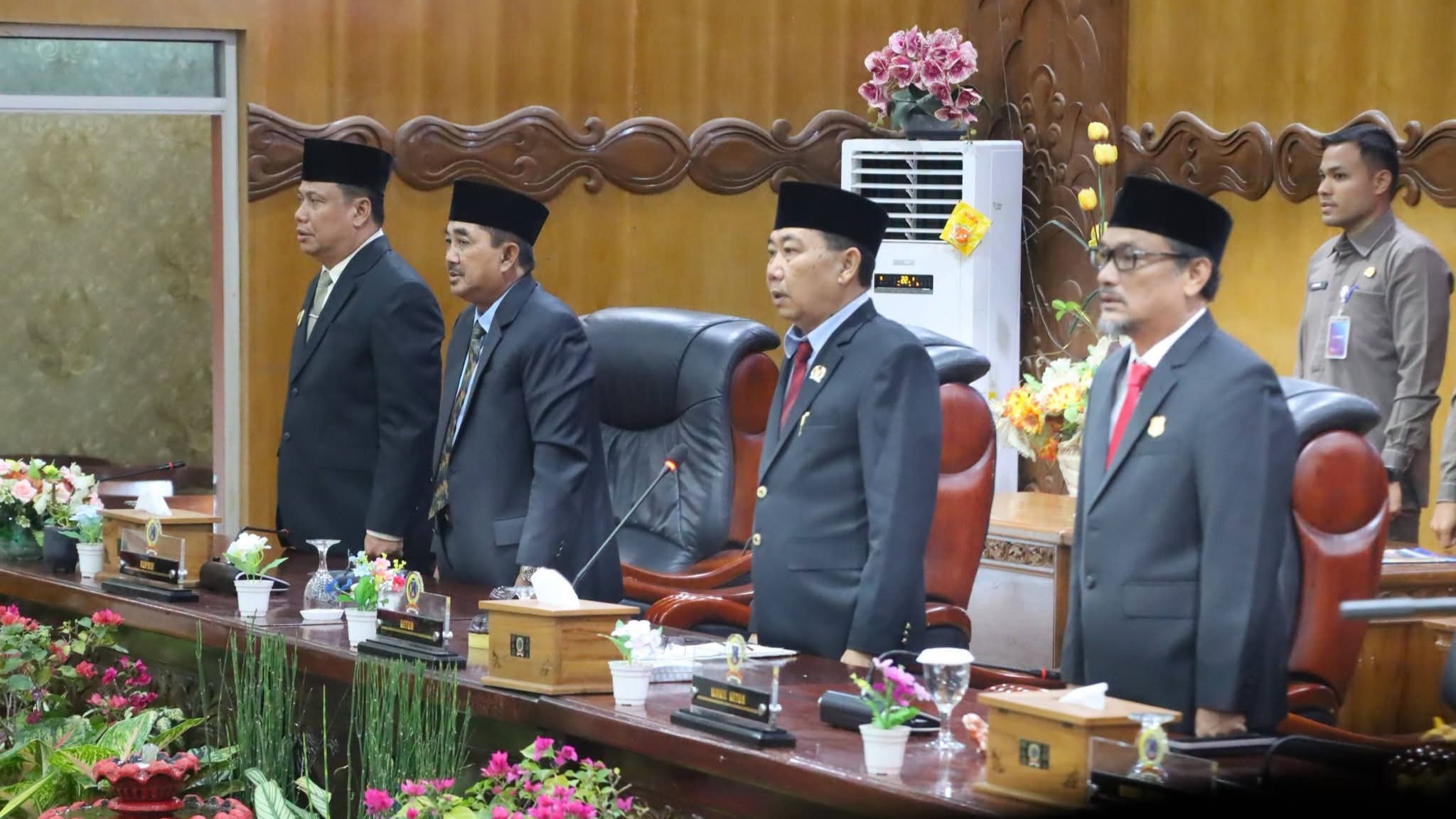 Bupati Anwar Sadat dan Wabup Katamso hadiri pidato kenegaraan HUT ke-81 RI di DPRD Tanjab Barat