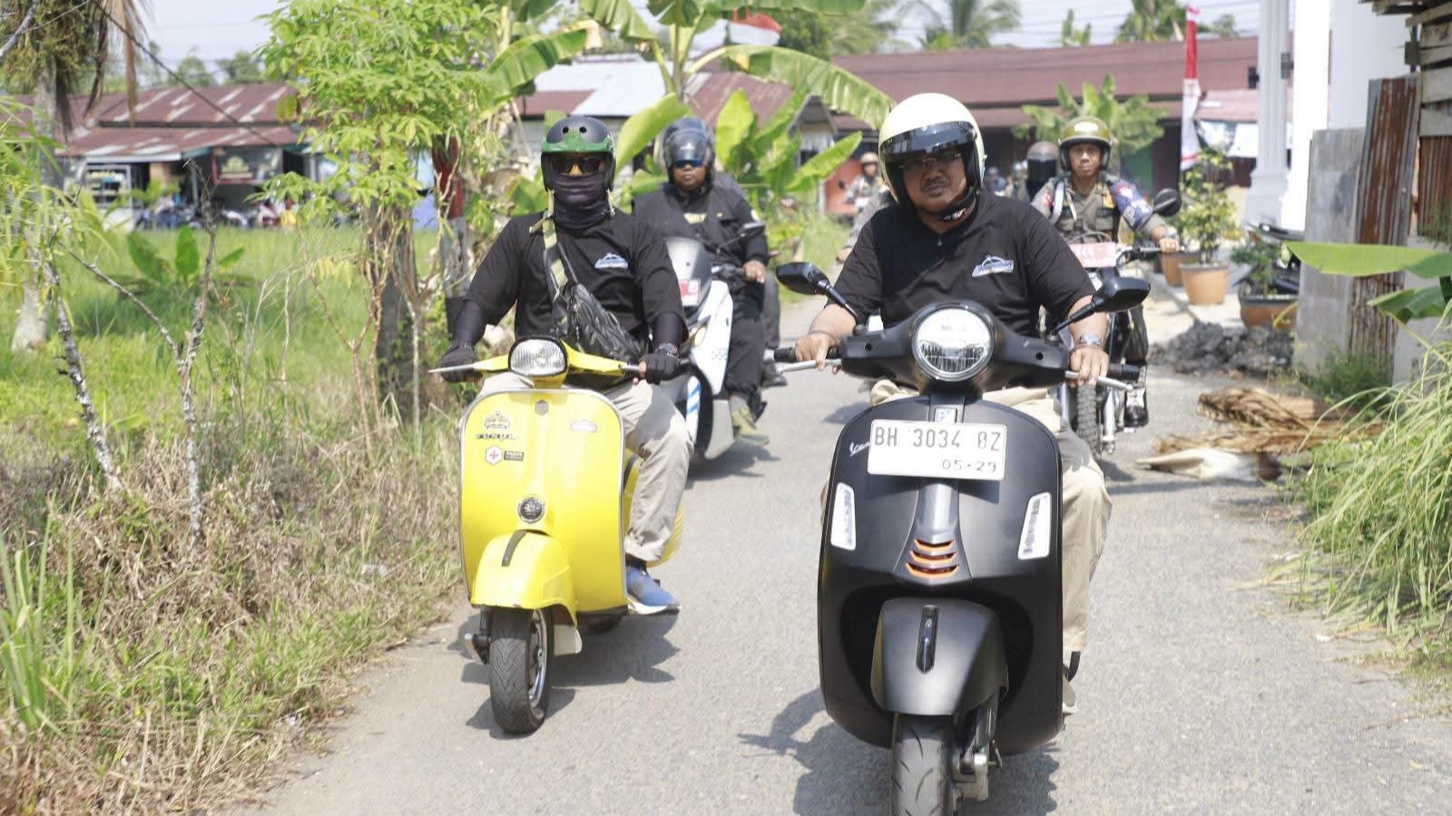 Anwar Sadat blusukan naik vespa bagikan sembako sambut HUT RI