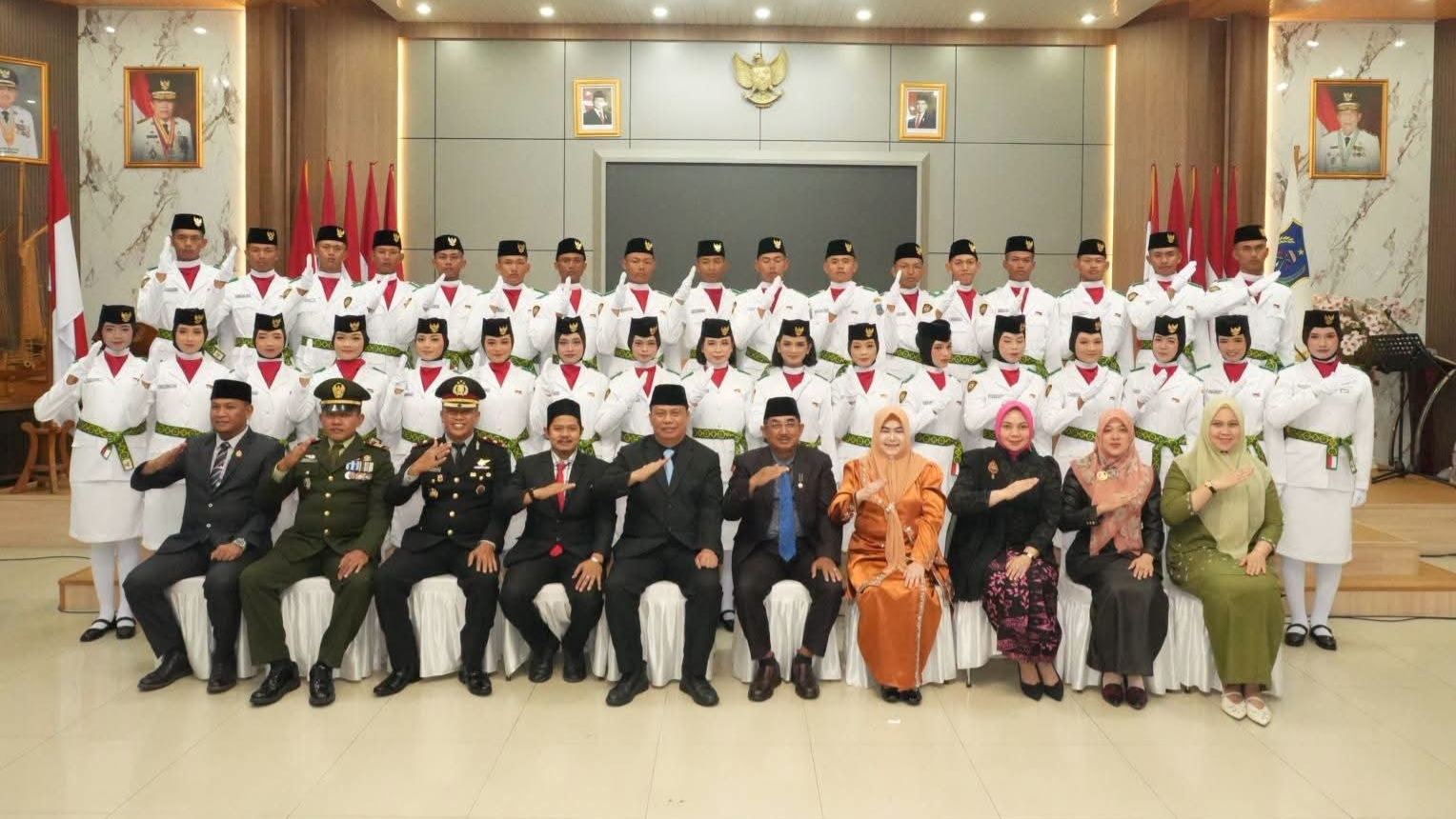 Bupati Anwar Sadat kukuhkan 45 anggota Paskibraka Tanjab Barat 2026