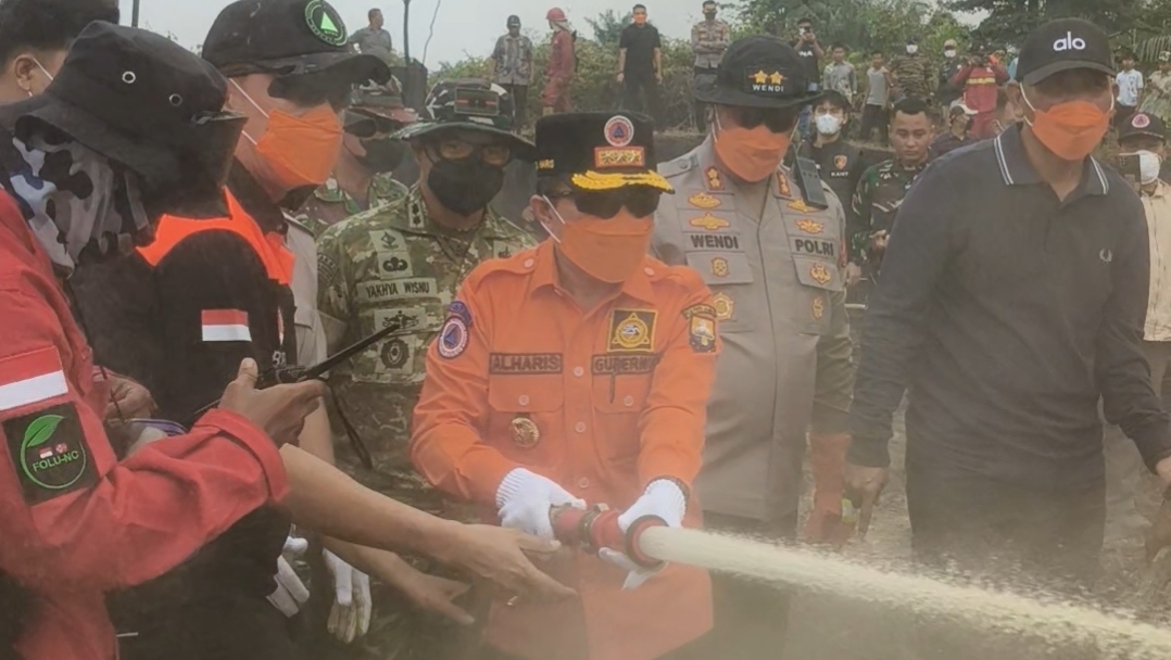 Gubernur Al Haris padamkan kebakaran lahan di Sarolangun