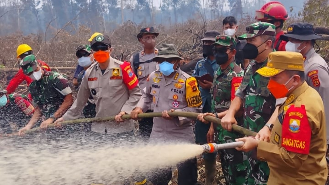 Gubernur Al Haris dan Pangdam XX/TIB kepung titik api