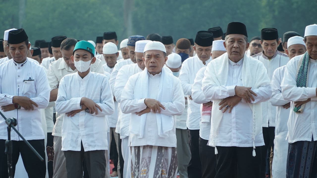 Pemprov dan warga Jambi gelar salat istisqa mohon hujan di Lapangan Garuda