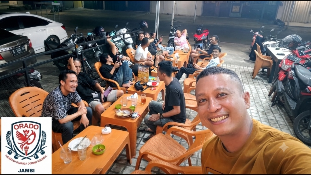 Dayat, Iqbal bersama sahabatnya di Sate Eddy Mayang