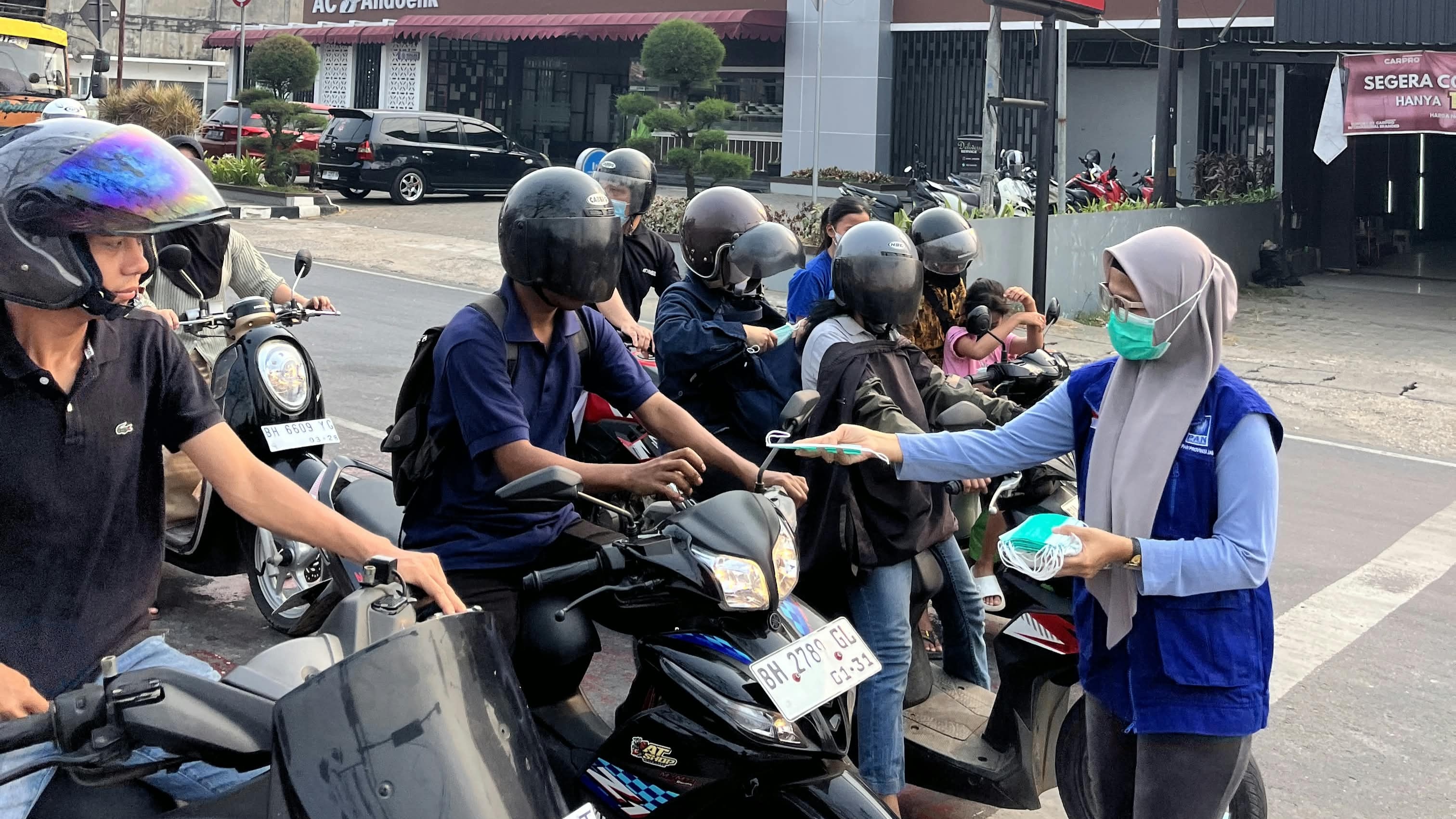 Kader PAN Jambi saat bagikan masker ke pengendara