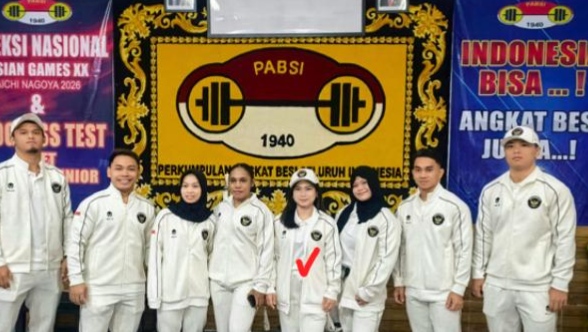 Yuliana Klarisa (tengah centang merah) atlet angkat besi Jambi lolos ke Asian Games Jepang 2026