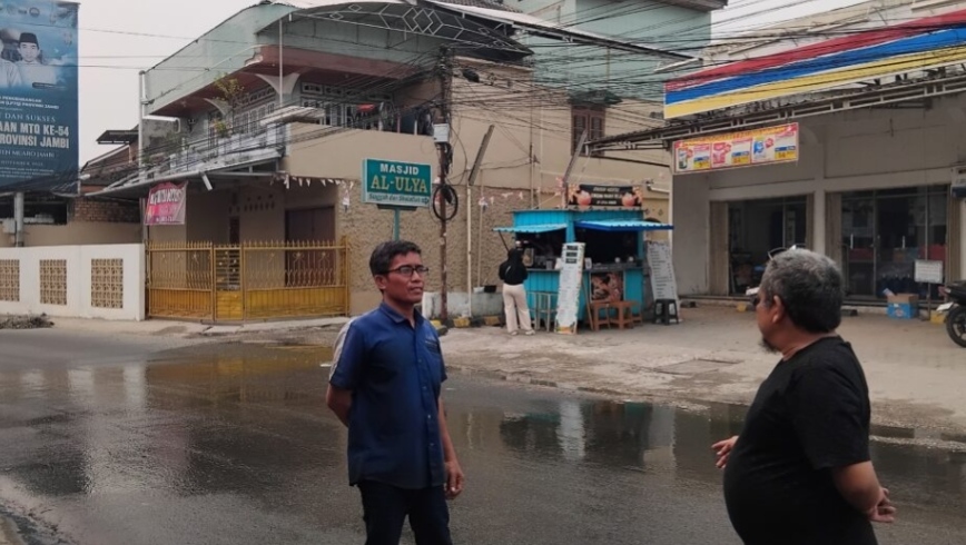 Warga saat berada di jalan Dr. Siwabesy Kota Jambi