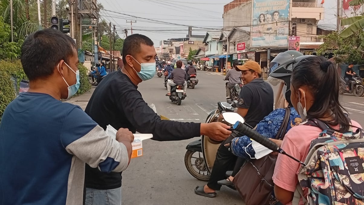 Jurnalis Tanjab Barat salurkan masker dan vitamin untuk warga di Kuala Tungkal