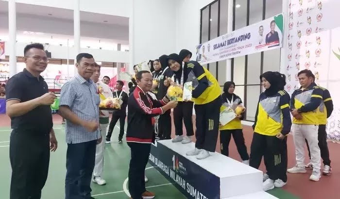 Sudirman saat penyerahan medali emas beregu putri di Porwil XI Sumatera
